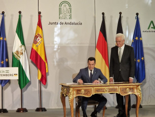 Andalucía y Baden-Württemberg luchan contra el cambio climático con el hidrógeno verde. El presidente Juanma Moreno firmando el acuerdo.