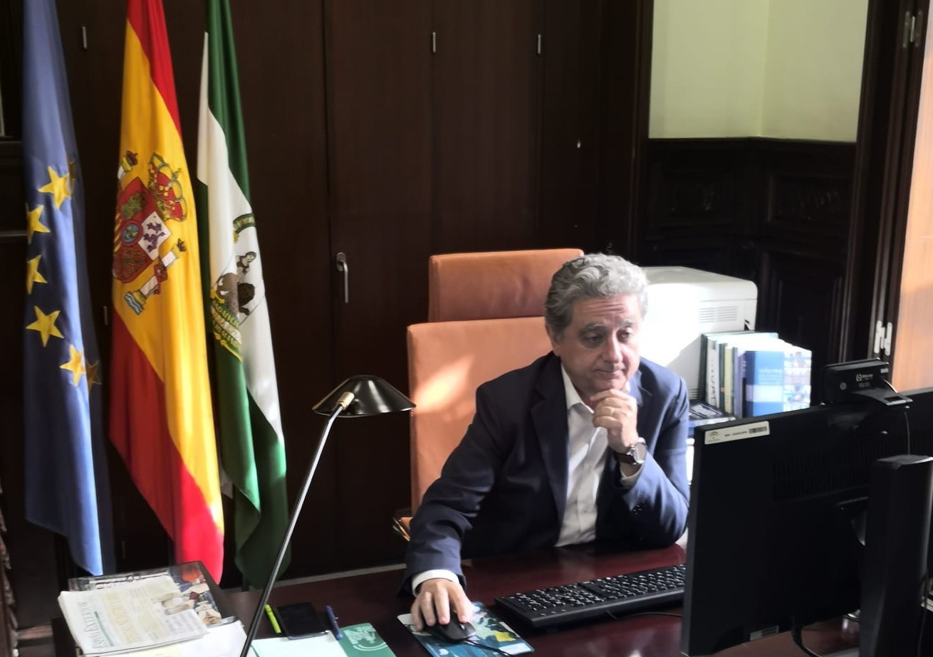 Acción Exterior de la Junta de Andalucía. Foto de Enric Millo en su despacho