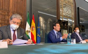 Enric Millo con el presidente Juanma Moreno en la presentación del informe sobre zonas rurales. Foto de la ponencia