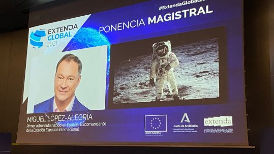 الخطاب الرئيسي للقائد ميغيل لوبيز أليجريا في ExtendaGlobal 2021. يقدم القائد العرض التقديمي