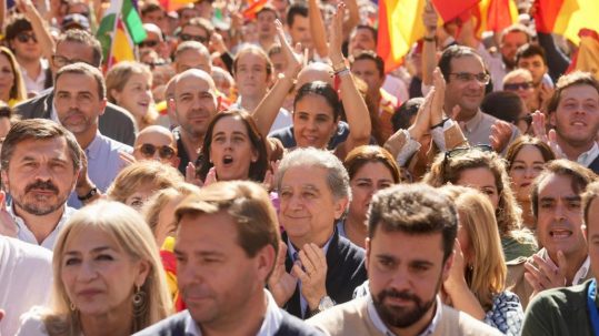 Concentraciones masivas en Andalucía contra la amnistía. Enric Millo en la de Sevilla.
