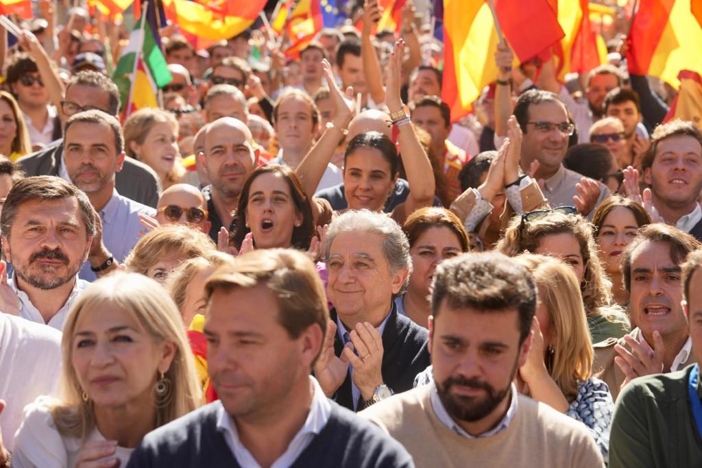 Concentraciones masivas en Andalucía contra la amnistía. Enric Millo en la de Sevilla.