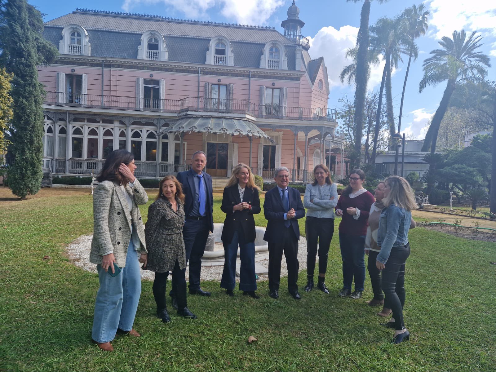 Enric Millo con el equipo de mujeres de la Secretaría General en el Día de la Mujer