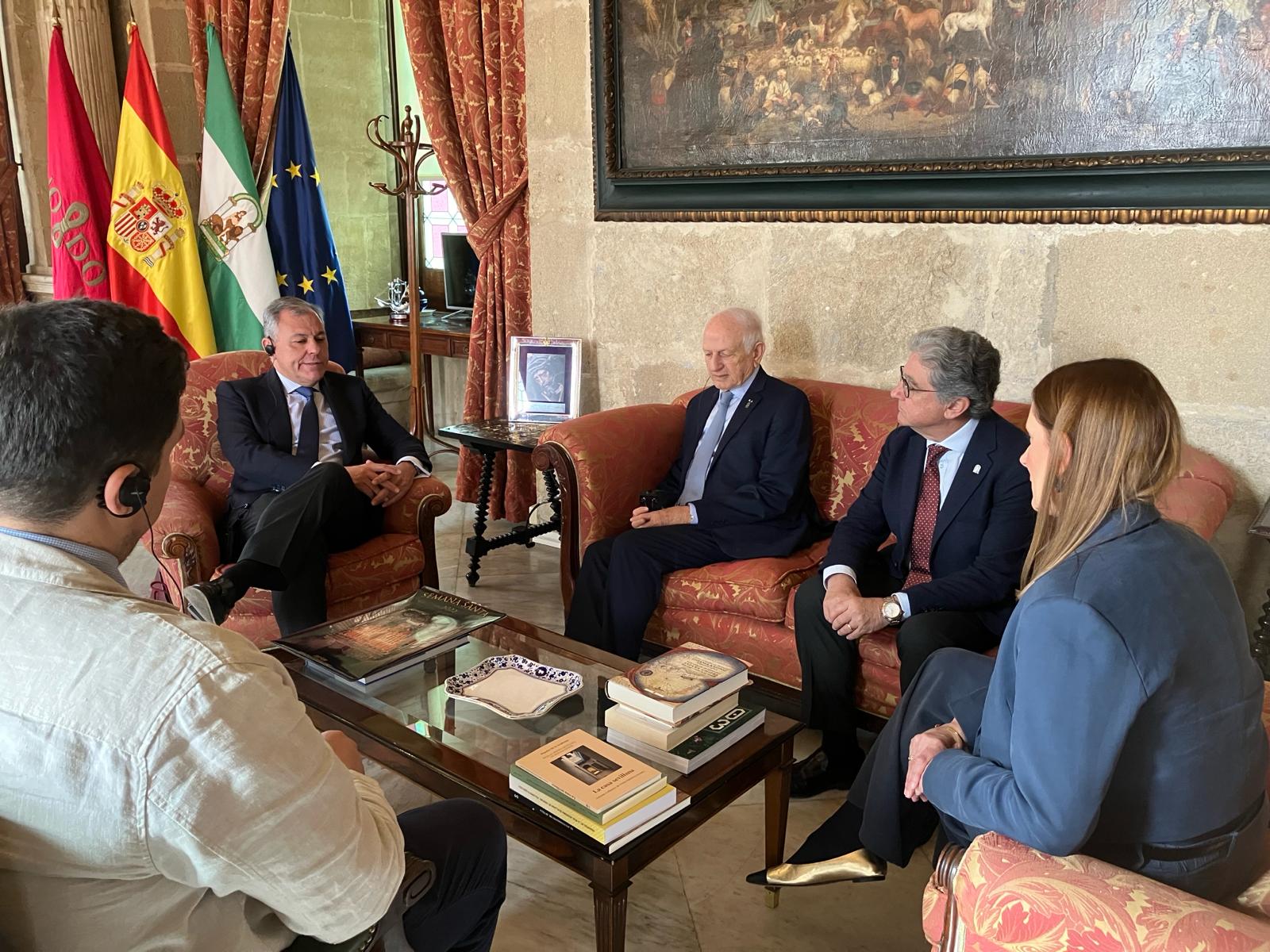 Enric Millo con André Azoulay con José Luis Sanz en un encuentro en Sevilla.