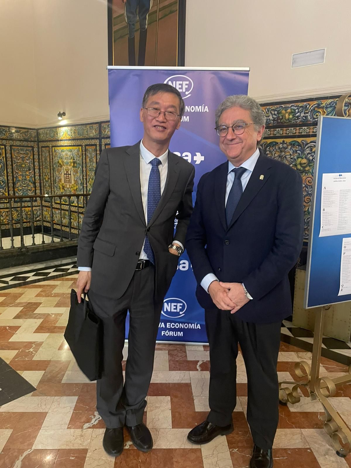 Enric Millo con Yao Jing, embajador de la República Popular China, en el Fórum Europa. Tribuna Andalucía